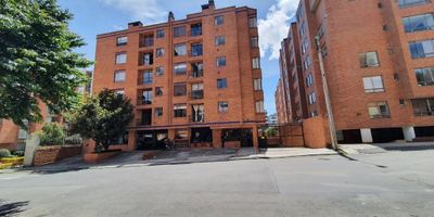 Excelente aparta-estudio ubicado en tercer piso exterior esquinero, pisos en madera laminada y cerámica, sala comedor en el mismo ambiente con balcón y chimenea, cocina integral con zona de lavandería en el mismo ambiente, baño auxiliar, habitación con vestir y baño privado, cuenta con dos garajes cubiertos y deposito. El edificio cuenta con salón social, terraza BBQ, lavandería comunal, ascensor, vigilancia 24/7, CCTV, recepción, parqueadero de visitantes. Con cercanía a las Cra 7 y Cra 9, Cl 140 y 145. C.C. Show Place, parques, restaures y facilidad de transporte público. DISPONIBLE A PARTIR DEL 01 DE SEPTIEMBRE.