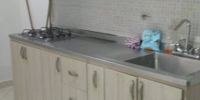 Cómodo apartamento 4 piso Interno. Cuenta con un área de 64mts, 3 habitaciones, 2 baños, sala comedor, cocina integral con red de gas full acabados.
Cerca de. parque obrero, supermercados.