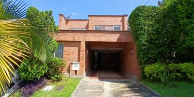 Arriendo casa en envigado sector escobero, cuenta con un área de 310 m2, 3 alcobas, 4 baños, cocina integral, zona de ropas, sala, comedor, alcobas del servio mas baño, patio con pergola, parqueadero y cuarto útil. la unidad cuenta con portería 24 horas, gimnasio, turco, cancha, piscina y juegos infantiles.  . Cerca de colegios, supermercados y centros comerciales. Excelente ruta de transporte.