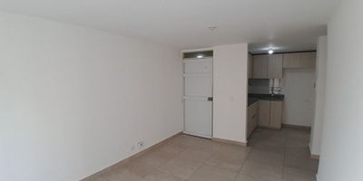 Descubre este apartamento de  56 metros cuadrados  cuenta con sala-comedor, iluminación natural, cocina semi integral, 3 habitaciones, 2 baños y area de labores. Además, disfruta de zonas verdes, piscina, gimnasio, zona infantil y salón comunal en un conjunto cerrado con ascensor y vigilancia privada 24/7, con parqueadero comunitario. ¡No pierdas la oportunidad de vivir en este cómodo! Contáctanos para más información o agendar una visita.