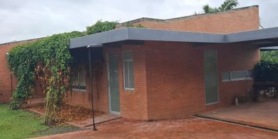 Descubre el confort y la exclusividad de esta hermosa casa campestre en arriendo ubicada en el reconocido sector Pueblito Cafetero, en la ciudad de Pereira. Con un area de 282 m, esta propiedad ofrece espacios amplios y bien distribuidos, incluyendo 3 habitaciones, donde la principal cuenta con bano privado y vestier, y las habitaciones auxiliares con closet. Dispone de bano de alcobas, bano social y bano de servicio, ademas de una acogedora sala de TV ideal para compartir en familia. Su doble terraza te permite disfrutar de la tranquilidad del entorno natural, mientras que el parqueadero doble brinda comodidad y seguridad. Una oportunidad perfecta para vivir con bienestar en una de las zonas mas privilegiadas de Pereira.