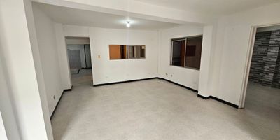 se alquila primer piso, para oficina o consultorio, consta de 2 alcobas, 2 baños, sala comedor amplia, zona de oficios informes 