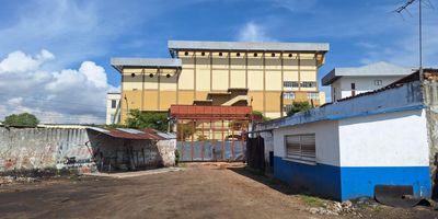 Predio de terreno medianero de 2200 mts2 en zona de quebrada seca bucaramanga, está frente a colegio salesiano, parque garcía rovira y a cuatro cuadras está la alcaldía, gobernación y palacio de justicia. zona enfocada en comercio e industria, con área de actividad comercial (C-2), las instalaciones cuentan con:

- zona de parqueadero para vehículos de gran tamaño con su oficina amplia
- zona de lubricación y taller de mantenimiento para vehículos. 
- zona de alojamiento con 14 habitaciones con baño privado y zona de cafetería 
- 1 apartamento de 3 habitaciones dos con baño privado 
