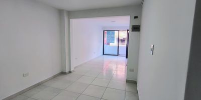 Se arrienda acogedor apartamento de 62 m en el sector de Itagui, ubicado en un segundo piso, con 2 habitaciones con closet, 2 banos, sala-comedor, cocina integral, zona de ropas y balcon; cercano a Plaza Arrayanes, el Centro Educativo Galilei, la cancha Santa Ana Itagui, zonas comerciales y con facil acceso al transporte publico, ofreciendo comodidad y una excelente ubicacion para tu dia a dia.