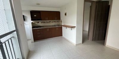 Codigo 29172. Apartamento en arriendo ubicado en Medellin sector CalasanzCaracterísticas• 2 habitaciones • 1 baño • Sala–comedor • Cocina abierta, integral con cubierta a gas y campana • Servicios públicos completos • Área total: 60 m² • Piso 16 – Estrato 3 • 5 años de construidoDescripciónEste apartamento en arriendo ubicado en unidad, sector Calasanz en Bello, ofrece una distribución funcional y cómoda, ideal para parejas, estudiantes o pequeñas familias que buscan vivir en un conjunto completo, seguro y con excelente conectividad.La zona social integra sala–comedor con espacios bien iluminados y ventilados. Las dos habitaciones cuentan con clóset y pisos en porcelanato, lo que aporta frescura y fácil mantenimiento. La cocina abierta, con mesón en granito, es práctica y se integra naturalmente con la zona social.Entorno– Excelente acceso a rutas de transporte – Sector residencial tranquilo y con buena conexión hacia Medellín – Cercano a comercio local y servicios básicosZonas comunesPortería 24 horas, parque infantil, salón de juegos para niños, cancha, salón de juegos para adultos, gimnasio, salón social, piscina para adultos y niños, sauna, turco, zonas verdes, zona de mascotas y parqueadero de visitantes.