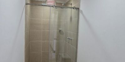 ¡OPORTUNIDAD ÚNICA! ATRACTIVO APARTAMENTO EN CASTILLA, MEDELLÍN
DESCRIPCIÓN:
Descubra el hogar perfecto para su familia o pareja en el vibrante barrio Castilla, Medellín. Esta joya de 80 mts ha sido recién remodelada y diseñada pensando en su confort y tranquilidad.
Disfrute de amplios espacios llenos de luz natural, potenciados por sus techos altos y termoacústicos, que garantizan un ambiente fresco y silencioso. Cuenta con 3 habitaciones, 1 closet, 1 baño con calentador, Sala, Comedor, estudio, red de gas y un amplio balcón, ideal para el café de la mañana o para relajarse.
UBICACIÓN PRIVILEGIADA:
La conectividad es inmejorable: A pasos del Hospital La María, colegios, pista de patinaje y parques. Cerca de la Terminal del Norte, Centro Comercial Florida y Bulevar de la 68, supermercados y comercio, a pocos minutos.
REQUISITOS:
Buscamos inquilinos responsables. No se permiten mascotas.
¡Esta propiedad se rentará rápidamente! Agenda tu visita hoy mismo y asegura tu nuevo hogar.