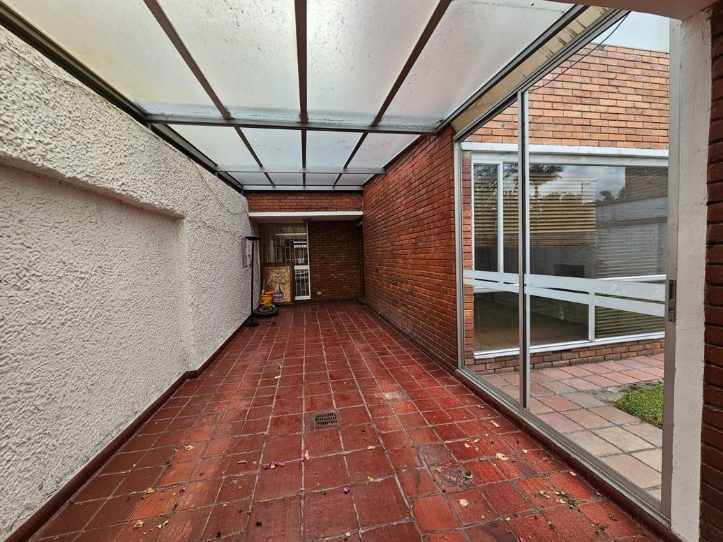 Casa de 5 alcobas en venta en Las Villas, Bogotá, 250 m² · foto 9 de 12