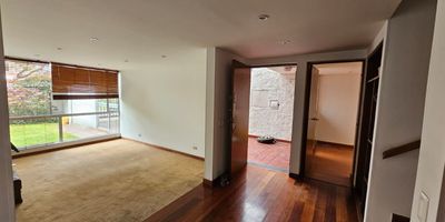 CASA FAMILIAR de 250m2 ubicado en un lote de 194m2 el norte de la Ciudad de Bogotá D.C. Barrio NIZA, conjunto residencial Campania. Frente al centro comercial Bulevar NIZA. Acogedor, bonito.

Cuenta con 
Cuatro habitaciones y estudio.
Baño social, baño de alcobas y baño privado.
Antesala, sala, comedor y chimenea.
Patio descubierto.
Garaje doble cubierto con espacio para moto.
Cuarto de servicio con closet y baño.

Ubicado dentro de conjunto residencial con vigilancia 24 horas, administración y accesos por la Av. SUBA y Av. Villas. Frente a estación de Transmilenio Suba Cll 127.