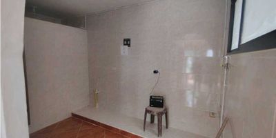 
¿Buscas un apartamento amplio, funcional y con espacios ideales para la vida familiar? Este inmueble en Campo Valdés, ubicado en el segundo piso de una casa tradicional del sector, es una excelente opción para quienes desean comodidad, buena distribución y una ubicación estratégica dentro del oriente de Medellín.

Con 80 m², el apartamento ofrece una distribución práctica y bien aprovechada. Cuenta con tres habitaciones, perfectas para quienes necesitan varios ambientes o desean adaptar espacios para estudio o trabajo. Dispone de dos baños, lo que facilita la rutina diaria. Su cocina integral es cómoda y funcional, complementada con una zona de ropas independiente que aporta orden y practicidad. El piso en cerámica garantiza fácil mantenimiento y frescura en todos los espacios, mientras que el balcón permite disfrutar de iluminación natural y una ventilación agradable.

Como valor adicional, este inmueble cuenta con terraza, un espacio perfecto para descanso, actividades al aire libre o adaptarlo según tus necesidades. No dispone de ascensor, portería ni cuarto útil; sin embargo, la vivienda cuenta con reja en la entrada, que aporta seguridad adicional. No tiene parqueadero privado, pero ofrece disponibilidad de parqueo en la calle, una ventaja usual en el sector.

Su ubicación es uno de sus mayores atractivos: está cerca a la Iglesia de Campo Valdés, un punto de referencia conocido que facilita el acceso a transporte, comercio, supermercados y zonas de interés. El sector es residencial, tranquilo y con excelente movilidad.

Ubicado en estrato 3, este apartamento combina amplitud, funcionalidad y buena ubicación en un mismo lugar.
Agenda tu visita y descubre si este espacio es ideal para ti.
Código: (C3377)

