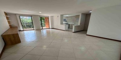 Codigo 29173. Apartamento en arriendo ubicado en Envigado sector Loma del escoberoCaracterísticas• 3 habitaciones (principal con vestier, baño privado y balcón; segunda con baño privado) • 3 baños • Sala–comedor • Cocina abierta integral con cubierta a gas, campana y lavavajillas • Zona de ropas • Balcón • Parqueadero doble paralelo • Cuarto útil • Red de gas • Servicios públicos • Área total: 117 m² DescripciónEste apartamento se destaca por su amplitud, distribución funcional y ambiente tranquilo rodeado de naturaleza. La zona social integra sala–comedor con acceso a un balcón ideal para disfrutar de la vista y la ventilación natural.La habitación principal incluye vestier, baño privado, cabina en vidrio templado y balcón, brindando un espacio íntimo y cómodo. La segunda alcoba también cuenta con baño privado, mientras que la tercera dispone de clóset y piso en cerámica. La cocina abierta, en excelente estado, incorpora mesón en Quarztone y lavavajillas, perfecta para quienes disfrutan de la practicidad y los buenos acabados.El apartamento cuenta con parqueadero doble paralelo y cuarto útil, lo que añade comodidad y almacenamiento adicional.Entorno– A 1 cuadra del Centro Comercial City Plaza – Cerca de la Transversal Intermedia – Próximo al Mall Guadalcanal – Sector residencial, tranquilo y con excelente conectividadZonas comunesPortería 24 horas, parque infantil, cancha, gimnasio, salón social, piscinas para adultos y niños, turco, zonas verdes, zona de mascotas y parqueadero de visitantes.