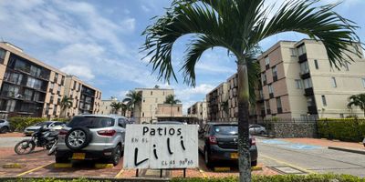 Descubre tu nuevo hogar en el conjunto Patios en el Lili, Ubicado estratégicamente cerca del Éxito, tendrás todo a tu alcance, desde tiendas hasta restaurantes, sin perder la tranquilidad que buscas.
Conjunto Moderno y Acogedor:
Este conjunto residencial es un verdadero oasis:
- Amenidades como una refrescante piscina y juegos infantiles para que los más pequeños disfruten.
- Un salón social perfecto para compartir momentos especiales con amigos y familiares.
Características del Apartamento:
- Piso: Segundo, con ascensor para mayor comodidad.
- Distribución Espaciosa:
  - Tres alcobas luminosas, ideales para descansar y recargar energías.
  - Dos baños que ofrecen conveniencia para toda la familia.
- Una cocina integral con muebles en madera y lista para preparar tus alimentos.
  - Un encantador balcón donde podrás disfrutar de tus mañanas con un café y vistas al entorno.
- Estado: En excelente condición, listo para mudarte.
- Parqueadero en el sótano: Tu vehículo estará seguro y prote