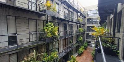 ubicado en una unidad cerrada a solo tres cuadras del parque principal de La Ceja. Cuenta con 60 m² distribuidos en una acogedora sala-comedor, cocina integral de excelente diseño, balcón con buena iluminación y parqueadero doble para mayor comodidad. La unidad ofrece ascensor, vigilancia 24 horas y un entorno tranquilo y seguro.