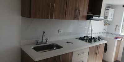 Arriendo apartamento para estrenar en el Municipio de Copacabana, 3 alcobas, 3 closets, 2 baños, sala comedor, cocina integral, zona de ropas, balcón con vista hacia el bosque, parqueadero carro, moto y cuarto útil.
Arrienda Activos y Bienes, Inmobiliaria experta en administración, arrendamiento y venta de apartamentos, casas, locales, bodegas y oficinas en el Oriente Antioqueño, Medellín y toda el área Metropolitana. Información sujeta a cambios. Las imágenes de muebles, enseres, decoración y demás elementos son una referencia.