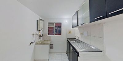 Apartamento en venta de 46m2, con vista exterior, ubicado en un 6to piso (Torre 5 Apto 603), acceso por escaleras, parqueadero comunal. Consta de 2 habitaciones, 2 baños, hall de alcobas, sala comedor, cocina integral y zona de lavandería. Tiene piso cerámico en todas sus zonas. El conjunto cuenta con zonas verdes, zona para niños, salón comunal y vigilancia privada las 24 horas. Cerca a centros comerciales Jardín Verde y Miraflores; cerca a almacenes de cadena como Surtimax y Olímpica; cerca a colegios Ciudad Verde, Minuto de Dios Ciudad Verde y Oficial León XIII Chiloé; cerca a universidad UNAD; cerca a estación de Transmilenio San Mateo; Vías de acceso por la Diagonal 40 y Calle 37. NID 36663373230 
