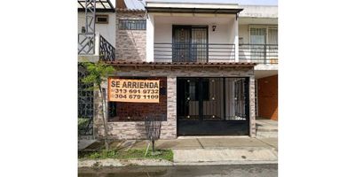 ? Casa en Renta – Brisas de la Italia, Palmira

Hermosa, amplia y cómoda casa de dos niveles, ubicada en un sector tranquilo, con excelente acceso y cercanía a puntos de interés.

Primer nivel:


 
 ? Antejardín y garaje con reja de seguridad
 
 
 ? Sala comedor amplia
 
 
 ? Cocina
 
 
 ? Patio
 
 
 ? Zona de oficios
 
 
 ? Baño social
 
 
 ? Estudio
 


Segundo nivel:


 
 ? Hall de alcobas
 
 
 ? 3 alcobas, la principal con baño, clóset y balcón
 


Ubicación estratégica cerca de:


 
 ? Supermercados
 
 
 ? Paraderos
 
 
 ? Parques
 
 
 ? Vías principales
 


? Para mayor información comunícate al: 313 691 9732
