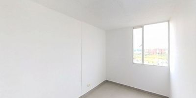 Apartamento en venta de 55m2, con vista exterior, ubicado en un 6to piso (Torre 9 Apto 603), acceso por escaleras, parqueadero comunal. Consta de 3 habitaciones, 2 baños, sala comedor, cocina integral y zona de lavandería. Tiene piso cerámico en todas sus zonas. El conjunto cuenta con salón comunal, zonas verdes, parque infantil y vigilancia privada las 24 horas. Cerca a centro comercial Mi Plaza Soacha; cerca a tiendas y supermercados de barrio; cerca a colegio Institución Educativa Integrado de Soacha; cerca a paraderos de transporte público e intermunicipal; Vías de acceso por la Calle 45 y Carrera 19A. NID 40970253830 
