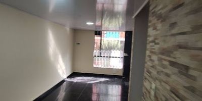 Casa de 3 pisos en Villa Teresita localidad de Engativá en Agrupación de vivienda senderos de Engativá. Dependencias: Primer piso: sala comedor, cocina integral, patio ; Segundo piso: 2 habitaciones , baño; Tercer piso: 2 habitaciones, baño.Lugares o barrios cercanos: Centro Comercial Muisca , la Rivera, Los Laureles.