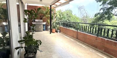 

¡No dejes pasar este apartamento exclusivo en una de las zonas más tranquilas y deseadas!
Perfecto para familias que buscan espacio, comodidad y una vida premium.

Características del apartamento:
• 137 m² de amplitud real
• Balcón extra grande con vista
• 3 habitaciones amplias
• Principal con vestier + baño privado
• 2 habitaciones con baño compartido
• Baño social
• Sala–comedor + Sala de TV
• Cocina integral grande y cómoda
• Cuarto y baño de servicio
• Parqueadero doble lineal
• Cuarto de san alejo
Amenidades de la unidad:
• Piscina
• Jacuzzi
• Turco
• Salón social
• Zonas verdes y tranquilas
• Excelente ambiente familiar

 Un apartamento de estos ya no se consigue.
llame la atención desde que entras: amplitud, luz natural y un balcón que enamora.

Agenda tu visita hoy mismo.