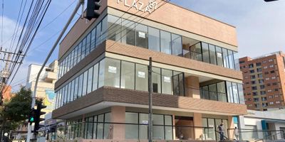 Local comercial para estrenar en prestigioso centro comercial al norte de Barranquilla. Ubicado en una zona de alta afluencia y excelente visibilidad, ideal para negocios que buscan posicionarse en el mercado. El local cuenta con un espacio moderno, listo para adaptarse a diferentes tipos de emprendimientos. Su ubicación estratégica en una de las áreas más comerciales de la ciudad asegura una gran captación de clientes y un alto potencial de ventas. ¡Una oportunidad única para tu negocio!