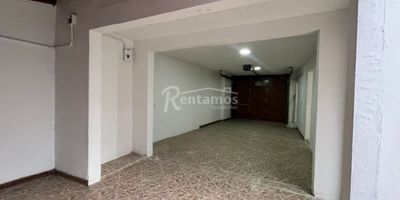 Oficina en arriendo en Envigado, Villa Grande, Cerca de Jumbo Las Vegas, Mall Villa Grande, colegio Teresiano y av Las Vegas, con 358 m², 4 espacios y parqueadero privado cubierto para 2 carros, ubicada en una zona comercial de alto flujo, ideal para atraer clientes y posicionar tu marca. Perfecta para (tiendas, oficinas, cafeterías, boutiques o negocios de servicios). Incluye 5 baños privados y cocineta, con fácil acceso a estacionamiento y transporte público. ¡Contáctenos hoy para programar una visita! Descubre más propiedades en: www.rentamospropiedadraiz.com Código: 776623