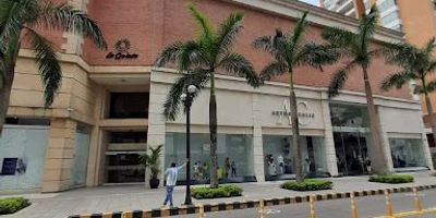 ARRIENDO CABECERA, LOCAL EN CENTRO COMERCIAL LA QUINTA, CON UNA UBICACIÓN EXCEPCIONAL EN ESQUINA, PERFECTO PARA ESTABLECER SU NEGOCIO. SITUADO ESTRATÉGICAMENTE DENTRO DEL CENTRO COMERCIAL. COORDINE UNA CITA SIN COSTO CON NUESTROS ASESORES Y COMPRUEBE LO FÁCIL QUE ES INICIAR SU TRÁMITE.
