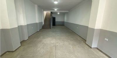 Se alquila local comercial. Al oriente barrio santa elena, para estrenar, 160 metros, doble altura, baño social, segundo nivel, salón de espera y oficina con balcón, ideal para almacenamiento y distribución por la cercanía a la galería, y central en condición de la ciudad central, cortina y buena seguridad, cód. 9628745.
