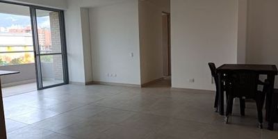 Apartamento en venta  en el sector de Las Vegas en Envigado. Cuenta con buenos acabados, cómodos espacios, excelente iluminación natural, en ubicación central y estratégica. En unidad con piscina, piscina con carril de nado, turco, sauna, zona BBQ, club house, gimnasio, gimnasio al aire libre, zona de lectura, salón de juegos, cancha múltiple y salón social. Cercano al Centro Comercial Viva Envigado, restaurantes y servicios del sector. Cómodas vías de acceso y con facilidad de abordaje a rutas de transporte público.   