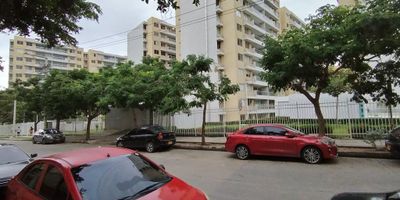 CÓDIGO INTERNO: 27631 - APARTAMENTO CONSTA DE 2 ALCOBAS, 2 BAÑOS, COCINA SEMI-INTEGRAL, SALA COMEDOR, 1 ESTUDIO, BALCÓN, PISO EN PORCELANATO Y LOZA CONCRETO. EL CONJUNTO CUENTA CON VIGILANCIA 24/7, SALÓN DE REUNIONES, ZONA BBQ, CANCHA DE FÚTBOL, PISCINA Y ASCENSOR. LADO SOMBRA. CERCA A VÍAS PRINCIPALES, PARQUES, SUPERMERCADOS Y TRANSPORTE PÚBLICOS.
