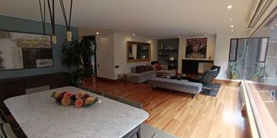 Se arrienda apartamento en Rosales, semiremodelado, con un área de 231.91 mts, ubicado en 2do piso, tiene 3 habitaciones cada una con baño privado, hall de habitaciones, baño social, estar o estudio, sala y comedor amplios con vista hacia los árboles, cocina cerrada, cuarto y baño de servicio, zona de lavanderia, jardin grande con desniveles (parrilla, mesón, comedor para 20 personas, sala y zona de niños). Tiene 4 parqueaderos (2 en linea) y depósito amplio.

Edificio construido 1998 (27 años), vigilancia 24 horas.