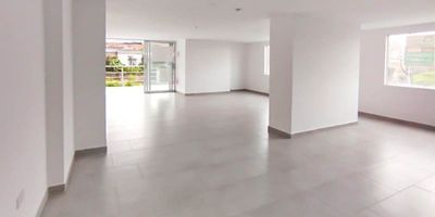 Local Comercial en Arriendo y Venta – La Estrella, Nizza
Este local comercial es ideal para quienes buscan un espacio versátil, funcional y con gran potencial para emprender o expandir su negocio. Su amplitud y distribución lo convierten en una opción perfecta para diferentes tipos de actividades comerciales o de servicios.Cuenta con aproximadamente 76 metros cuadrados, un salón amplio que permite múltiples adecuaciones, baño sencillo, cocineta y lavatraperos, todo en buen estado y listo para adecuar según tus necesidades.Gracias a su ubicación estratégica y fácil acceso, este local ofrece excelente visibilidad y flujo peatonal, ideal para atraer clientes y hacer crecer tu marca.
COD 8552