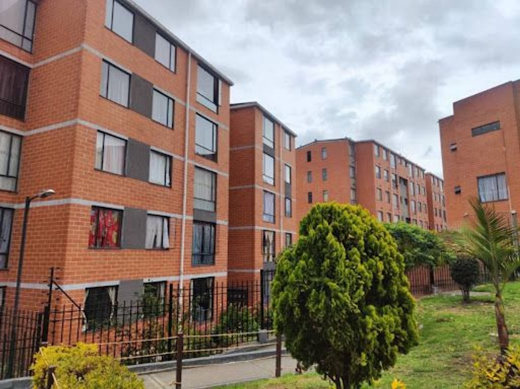 Apartamento de 3 alcobas en venta en Centro Usme, Bogotá, 49 m² · foto 2 de 14