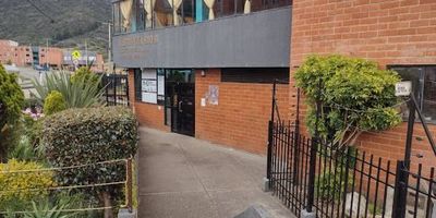 Excelente oportunidad, venta de apartamento ubicado en una de las principales fuentes de expansión Usme Centro. Apartamento Exterior que consta de tres habitaciones,sala comedor, cocina abierta, patio de ropas y un baño. Iluminado, con parqueadero de visitantes y por sorteo. Primer piso sin contaminación auditiva, sin ascensor. Administración 60.000