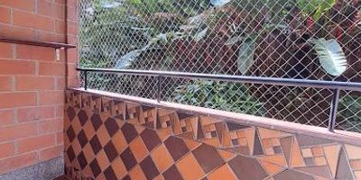 APARTAMENTO EN UNIDAD COMPLETA Y CAMPESTRE, EL DORADO ENVIGADO, 69 MTS, 3 HABITACIONES, 2 BAÑOS CABINADOS, BALCON   VENTANAL, PARQUEADERO CUBIERTO, NO TIENE CUARTO UTIL, ILUMINADO, VENTILADO, ESTRATO 4, ADMINISTRACION $317.000, PREDIAL $874.000 SEMESTRAL, 2 PORTERIAS, ALIMENTADORES DELMETRO CERCA.  