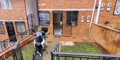 Casa en primer piso disponible para la venta en San Antonio de Prado cerca a la UVA, una casa acogedora acondicionada con jardín externo, patio trasero, donde se puede construir una tercera habitación, 2 habitaciones, 1 closet, sala comedor, cocina semi integral, zona de ropas, muy fácil acceso y posibilidad de entrar moto, sector muy tranquilo, cercano a tiendas, a 2 minutos en carro de la principal y 10 minutos caminando, anímate a conocer tu nuevo hogar o gran posibilidad de inversión, agenda una visita al 301-598-90-91