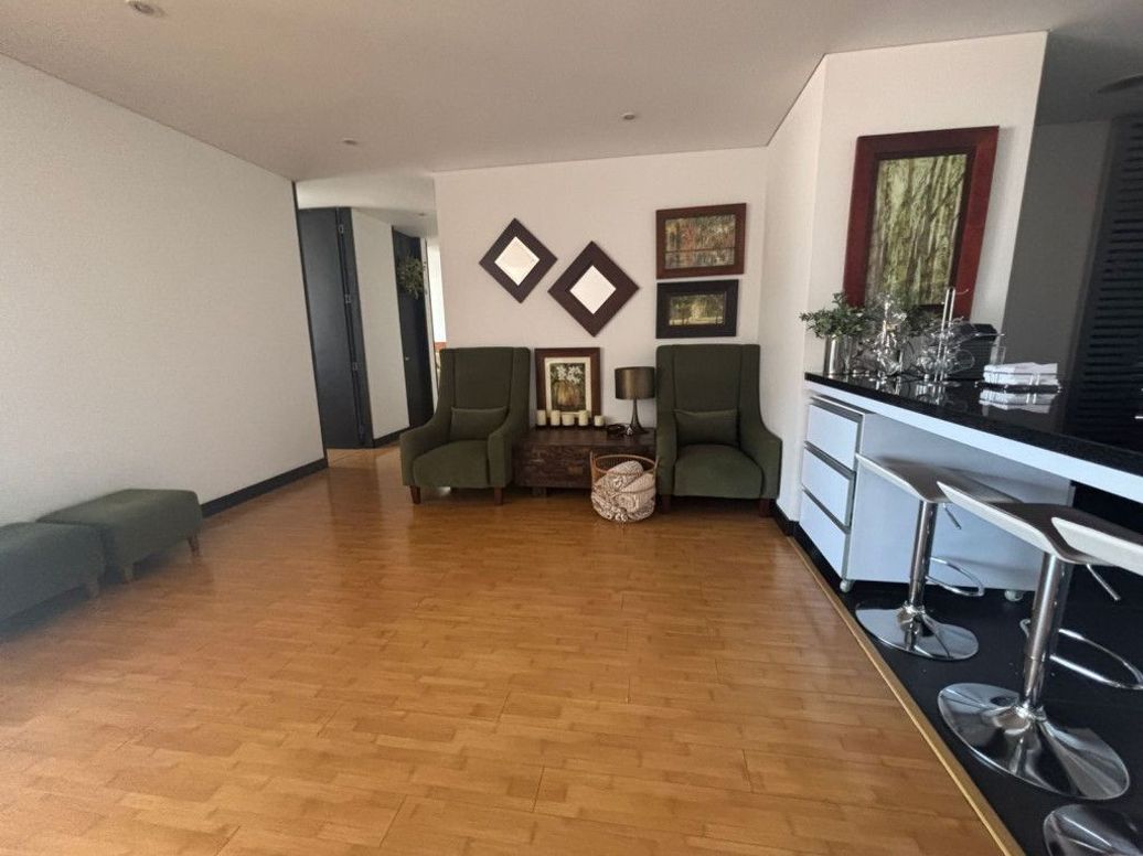 Apartamento de 3 alcobas en venta en Santa Barbara Occidental, Bogotá, 145 m² · foto 2 de 20