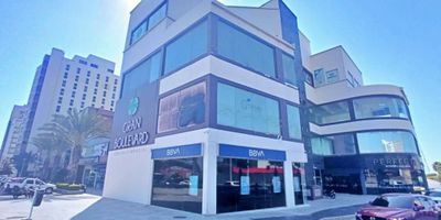 ¡No pierdas la oportunidad de arrendar esta increíble oficina en el corazón de la ciudad! Con 30 metros cuadrados de espacio, piso en porcelanato, ascensor, portería, planta eléctrica y parqueadero para motos. Ubicada en un centro comercial con parqueadero para visitantes, rociadores de agua y en una zona comercial con transporte público cercano. Ideal para tu negocio en una zona residencial sobre vía principal. ¡Contáctanos ya y haz de este lugar tu nuevo espacio de trabajo!.