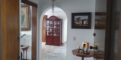 Apartamento dúplex piso séptimo, en pleno centro de Ibagué, sector comercial, bancos y supermercados cerca, área total 232 mts, buena ventilación e iluminación, PRIMER nivel 2 alcobas, baño social, cuarto de servicio con baño, sala y comedor independientes, cocina integral a gas, zona de lavandería independiente, y terraza. SEGUNDO nivel dos alcobas ambas con baño una con terraza, estudio. Muebles para almacenamiento en todo el apartamento, ascensor, 2 parqueaderos, vigilancia 24 horas. Estrato 4. Valor arriendo todo el apto 3.000.000 / un solo nivel 2.000.000 sin amoblar con administración incluida. Apartamento amoblado valor conversable.