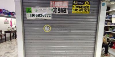 Local en arriendo  en Bucaramanga- interior esquinero , Cuenta con 1 salón, piso en cerámica, repisas metálicas, puerta enrollable y mezanine con piso en madera. 