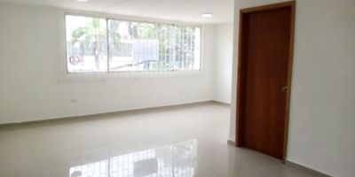 Descubre esta exclusiva oficina en arriendo ubicada en una excelente zona. Con 38 metros cuadrados y 1 baño, este espacio es ideal para tu negocio. Por tan solo $1,800,000, podrás disfrutar de un ambiente profesional y cómodo. No pierdas esta oportunidad única y contáctanos para más información. ¡Haz de este lugar el nuevo hogar de tu empresa!