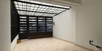 Hermoso apartamento en Santa Isabel – Los Mártires

Amplio y acogedor apartamento de 94 m², con una excelente distribución para disfrutar en familia. Cuenta con 4 habitaciones, 2 baños, pisos en cerámica y un garaje.

Destaca por su magnífica iluminación natural, espacios cómodos y un entorno tranquilo, rodeado de zonas verdes y con muy buenas vías de acceso.

Una excelente opción para quienes buscan comodidad, buen espacio y ubicación privilegiada en Bogotá. ¡Listo para convertirse en tu nuevo hogar!