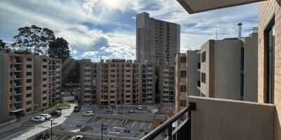 Apartamento acogedor ubicado en un conjunto residencial moderno y rodeado de naturaleza en Rionegro, con excelentes zonas comunes y ambiente familiar. Cuenta con dos habitaciones, dos baños, sala comedor con muy buena iluminación, cocina funcional, zona de ropas independiente y un balcón ideal para disfrutar del aire fresco. La unidad ofrece espacios pensados para el descanso, senderos, áreas verdes, gimnasio al aire libre y zonas para compartir en tranquilidad. Ideal para quienes buscan comodidad y buena ubicación.