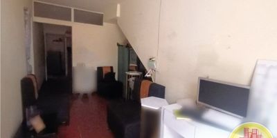 Código: 5903. 1° Piso en edificacion de 3 pisos. Acceso al inmueble: Directo a la vía.