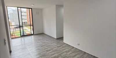 Hermoso apartamento para estrenar con acabados modernos, está ubicado en el tercer piso sin ascensor, cuenta con cocina integral, zona de lavandería, amplia sala comedor, dos baños completos y tres amplias habitaciones con closet.
El apartamento está en un conjunto cerrado, hay parqueadero por asignación, el conjunto tiene varias amenidades como lo son gimnasio, parque infantil, sala de juegos, dos parillas bbq, salón comunal, seguridad privada y vigilancia.
Contactar al WhatsApp
