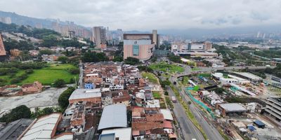 Ubicada en un centro empresarial de alto nivel, esta oficina ofrece un ambiente dinamico que fomenta la interaccion y el crecimiento profesional. Situada sobre la Avenida Las Vegas a pocos pasos de la estacion del metro, cuenta con excelente conectividad tanto para quienes usan transporte publico como para quienes se movilizan en vehiculo particular. Su estrategica ubicacion garantiza un flujo constante de personas, alta visibilidad comercial y un entorno ideal para hacer crecer tu negocio. Espacio moderno y funcional, vista panoramica impresionante, entorno empresarial vibrante y facil acceso y excelente ubicacion Contactanos hoy mismo y agenda tu visita!