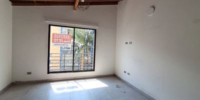 Se arrienda apartaestudio en Belen Los Alpes, una zona tranquila y residencial ideal para quienes buscan comodidad y buena ubicacion. El espacio es amplio, muy iluminado y perfecto para una persona o una pareja. Su localizacion es estrategica, a pocos minutos del Centro Comercial Los Molinos, con supermercados, farmacias y una zona comercial cercana que facilita el dia a dia. Es un lugar acogedor, con facil acceso al transporte publico y todo lo necesario a la mano. No dejes pasar esta oportunidad y contactanos para recibir asesoria y programar tu visita.