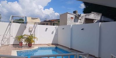 Arriendo de Casa Amoblada en Crespo – 140 m²Se ofrece en arrendamiento cómoda y funcional casa dúplex totalmente amoblada, ubicada en conjunto cerrado con vigilancia permanente.El inmueble cuenta con 3 alcobas, 2 baños, alcoba y baño de servicio, zona de labores, parqueadero y depósito. Áreas sociales con piscina y excelente entorno residencial.