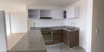 El valor del canon es NEGOCIABLE. Hermoso apartamento duplex con acabados modernos, está ubicado en el último piso (8º piso), cuenta con cocina integral abierta, zona de lavandería, monoambiente dividido en sala comedor o estudio y habitación, dos baños, un hermoso balcón en el primer nivel y el segundo nivel es una terraza privada completa con vista a la ciudad.
El apartamento cuenta con un parqueadero cubierto y un depósito, además de contar con varias amenidades en el conjunto (gimnasio, parrilla, canchas deportivas, parques, salón comunal, seguridad privada y vigilancia)
La administración está incluida en el canon.
Contactar al WhatsApp