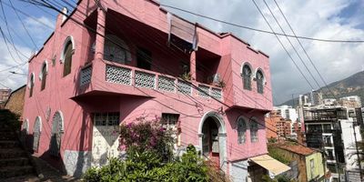 Ofrecemos en alquiler apartaestudio en tercer piso con excelente ubicación dentro de zona patrimonial y turística, Calle Empedrada, un solo ambiente, cuenta con: Cocina sencilla sin gas, sala de estar abierta, un baño, zona de oficios común. El valor del canon NO incluye servicios. Entorno: A tres cuadras de la capilla de San Antonio, a una cuadra de la Circunvalar. (MA-028) Código interno: 566.