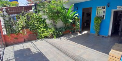 CASA EN VENTA EN TORICES

Amplia casa, cuenta con 11 alcobas, 10 baños, sala, comedor, cocina, aire acondicionado, zona de labores. Cerca tiene super mercados, transporte publico, droguerias. 

CODIGO WASI 9642981

