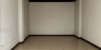 Local comercial en renta ubicado en Sabaneta en el sector Aves María.

Ideal para comercio, servicios o atención al público gracias a su excelente flujo peatonal y estratégica ubicación.
